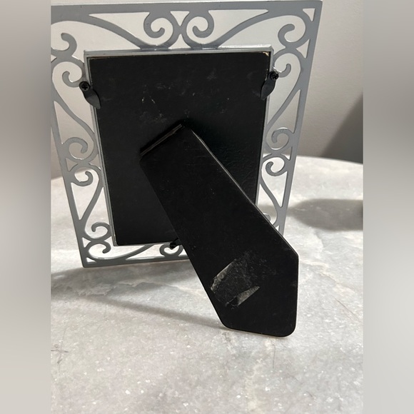 Vintage metal picture frame holds 3” x 5” photo-silver painted metal - PreOwned - Picture 2 of 2